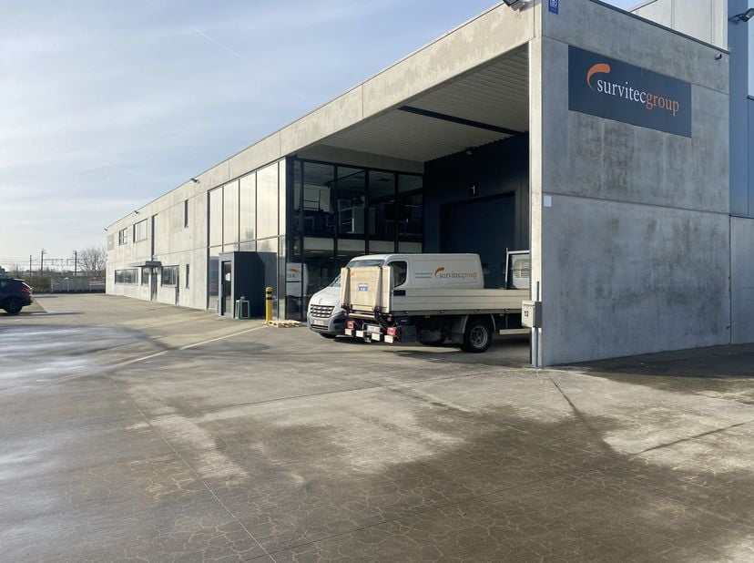 Mooi en ruim opgezet bedrijfspand in het havengebied Oostende met combinatie van werkplaatsen, magazijn en administratieve ruimtes. De werkplaats is b